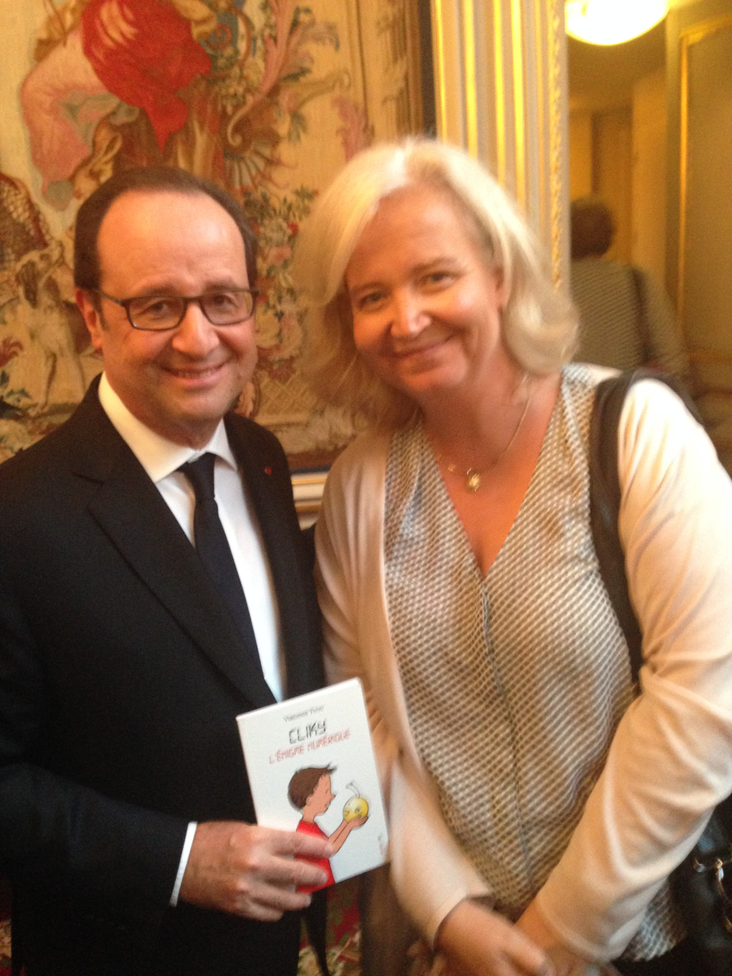 Virginie Tyou remet l'ouvrage Cliky, l'énigme numérique au Président François Hollande à l'Élysée